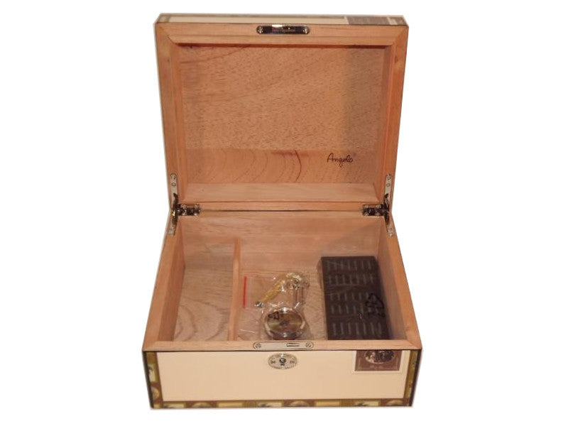 Humidor 30 szál szivar részére, mintás, lakkozott szivartartó doboz, kulccsal zárható, párásító és belső hygrometer